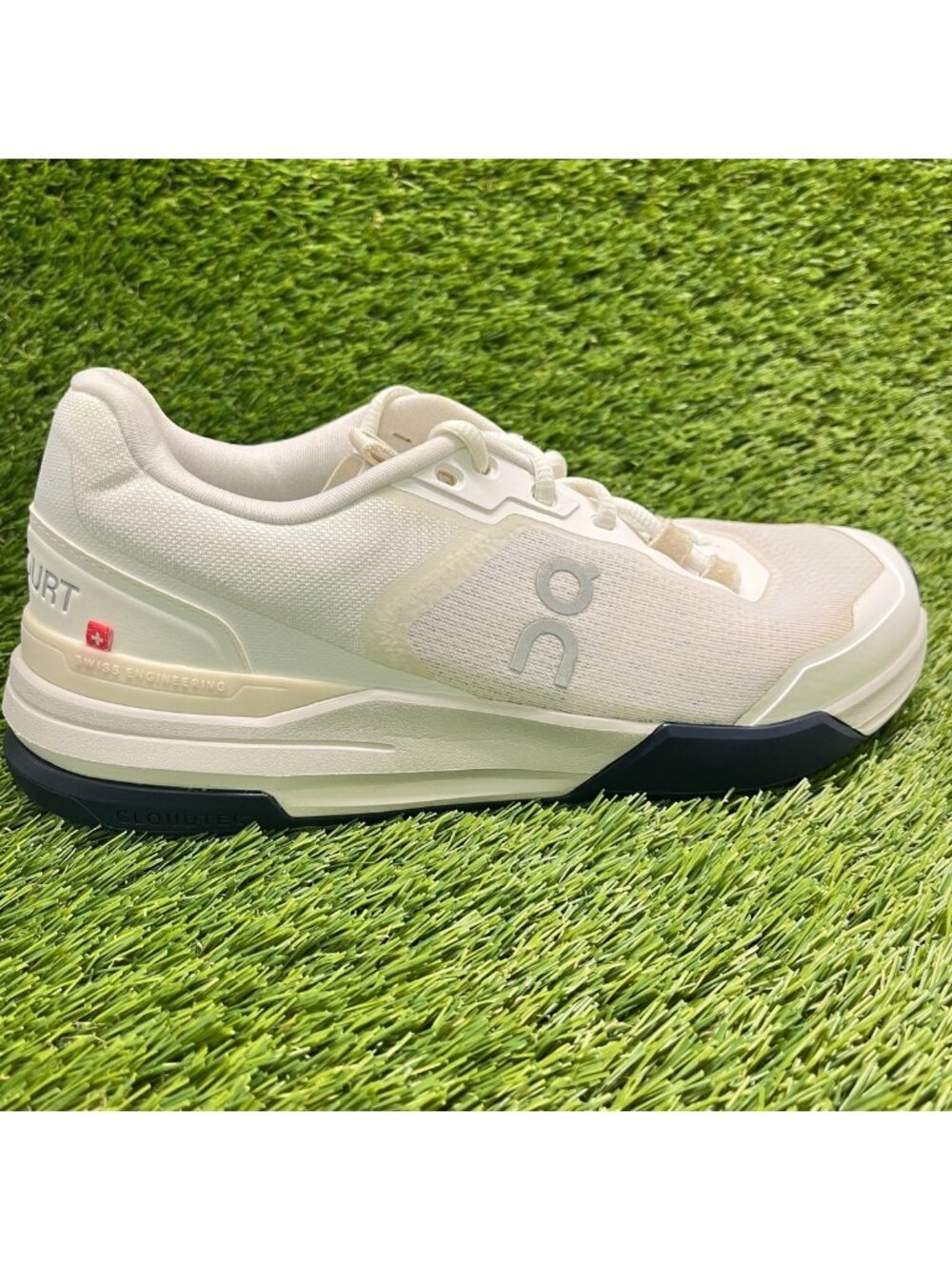 On The Roger Advantage Pro Clay White Cream Womens Size 9 Running Shoes Sneakers
